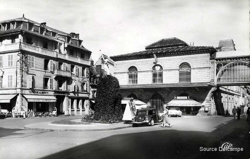 63 Le Mont Dore Place du Pantheon.jpg